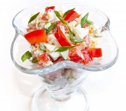 Салат из курицы с болгарским перцем Салат из курицы с болгарским перцем в стеклянной вазу