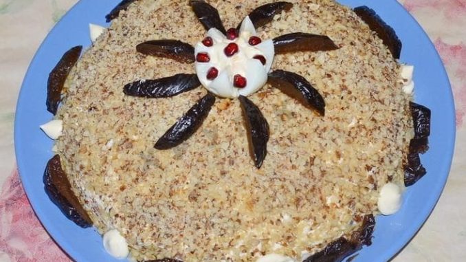 Салат Чёрный Принц с курицей и черносливом Салат Чёрный Принц с курицей и черносливом