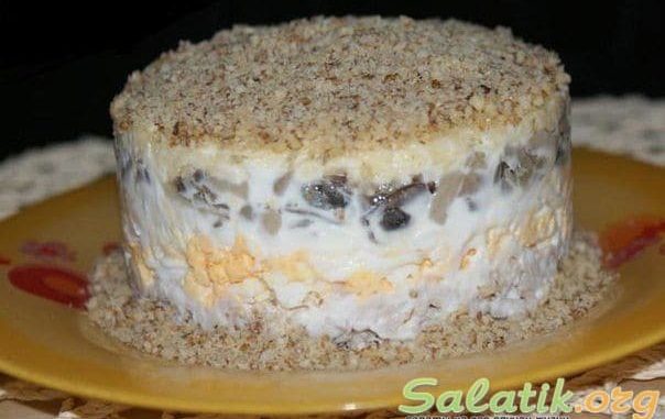 Салат с курицей и грецкими орехами слоями Салат с курицей и грецкими орехами слоями