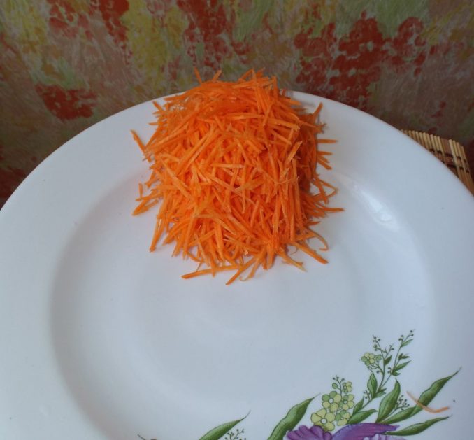 Морковь, тертая на корейской терке