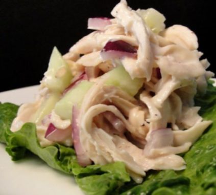 Салат с курицей и огурцом