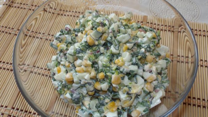 Салат с черемшой, яйцами и кукурузой: вкусно и быстро готовь