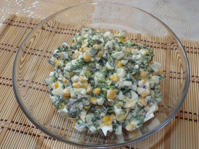 Салат с черемшой и кукурузой