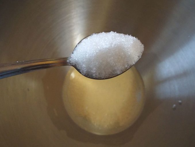 Чайную ложку сахара добавить к дрожжам