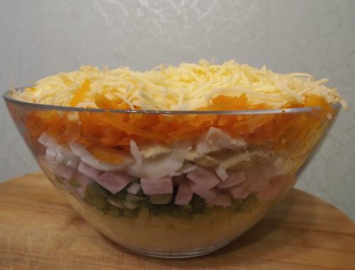Салат с сыром и ветчиной
