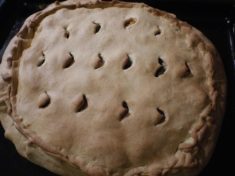 Пирог с красной рыбой и зеленой фасолью