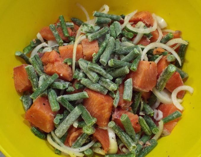 Пирог с красной рыбой и зеленой фасолью