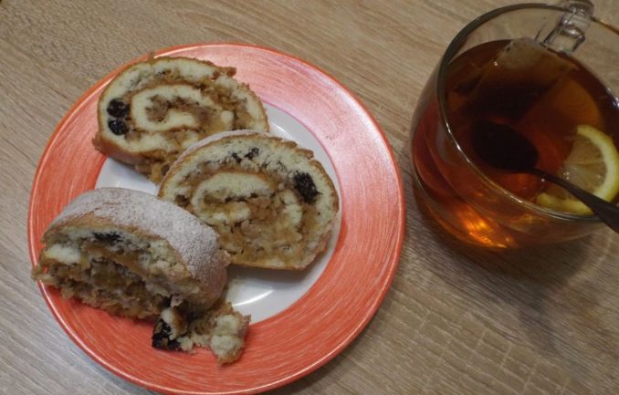Яблочный рулет