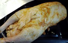 Гусь, запеченный с яблоками и апельсинами