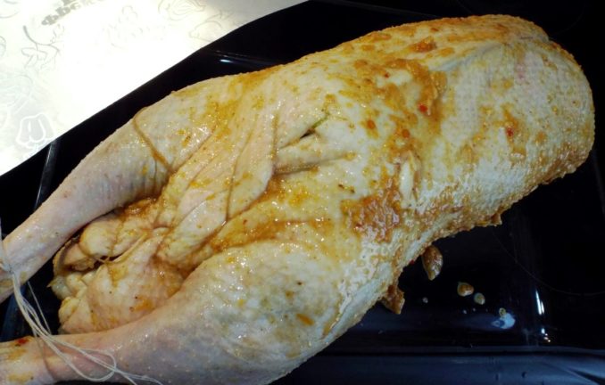 Гусь, запеченный с яблоками и апельсинами