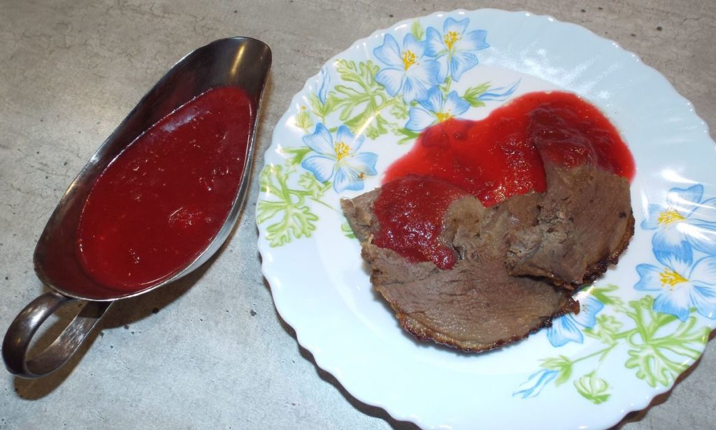 Гусь, запеченный с яблоками и апельсинами