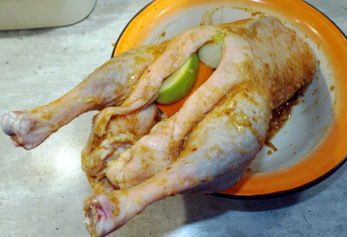 Гусь, запеченный с яблоками и апельсинами