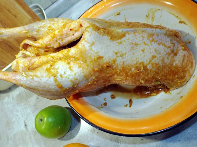 Гусь, запеченный с яблоками и апельсинами