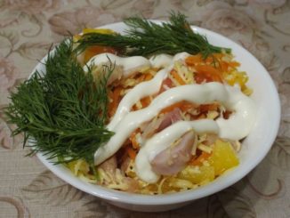 Салат из копченой курицей с корейской морковью и перцем