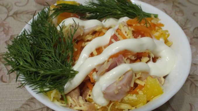 Салат из копченой курицей с корейской морковью и перцем