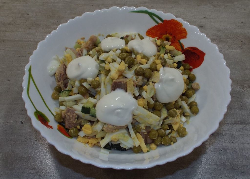 Салат с тунцом и зеленым горошком