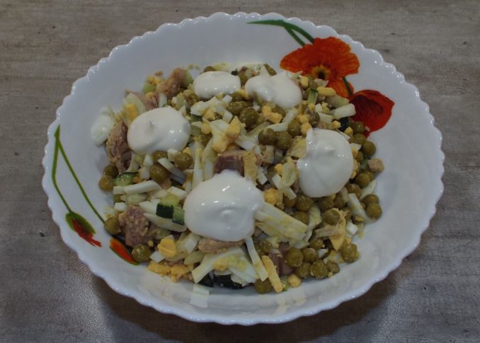 Салат с тунцом и зеленым горошком