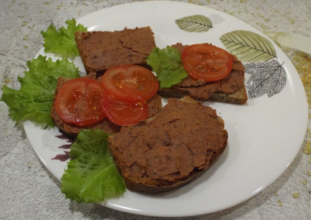 Паштет из фасоли с грибами и вялеными томатами