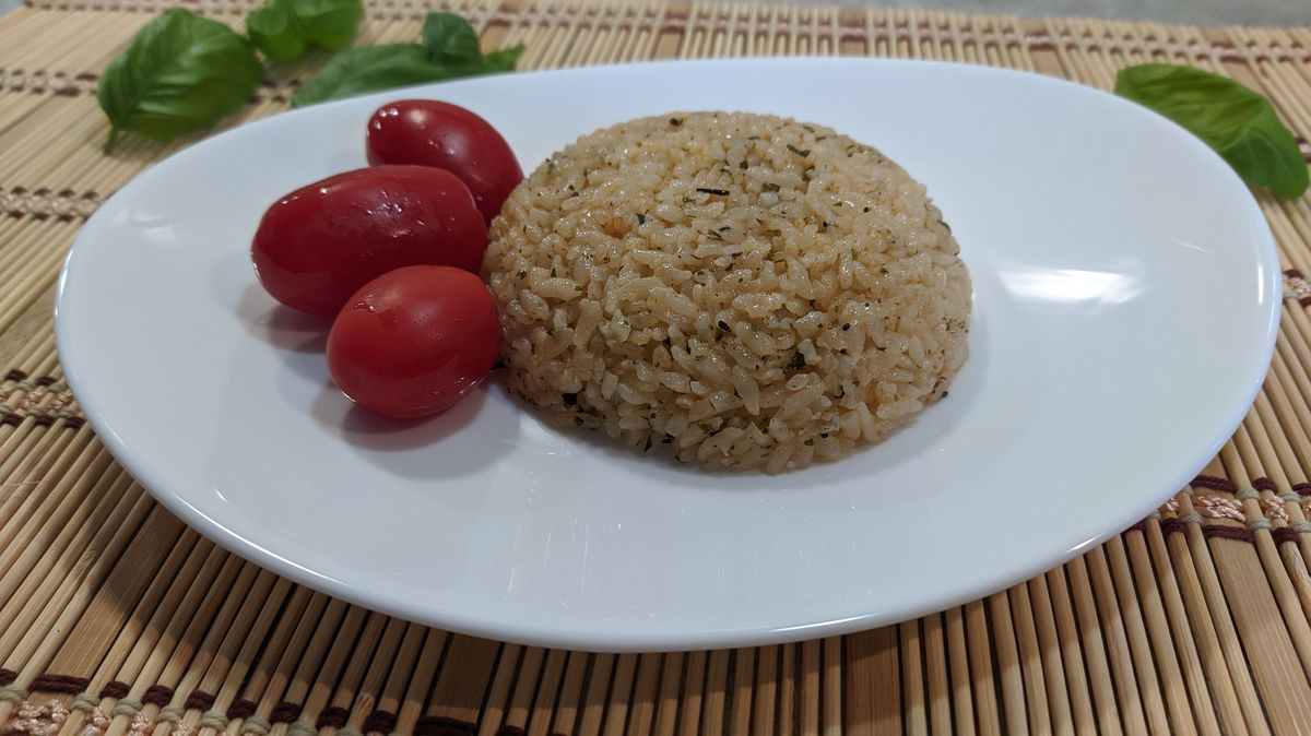 рис припущенный. рис отварной. рецепт риса на гарнир в мультиварке. вкусный рис в мультиварке. рассыпчатый рис с овощами.