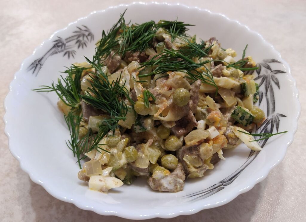 Салат из куриной печени