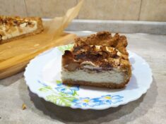 Пирог с творогом и грушей