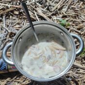 Молочный суп с макаронами, сосисками и грибами