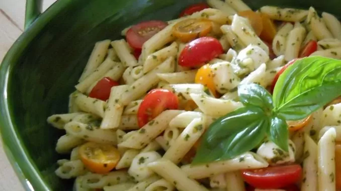 salat-s-makaronami-s-sousom-pesto Салат "Капрезе" с макаронами и соусом песто