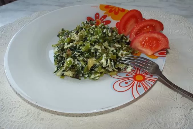 Черемша жареная с яйцом