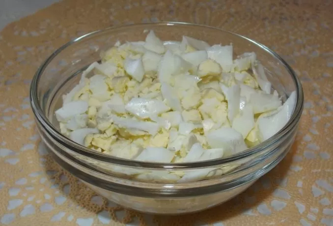 yajca-kubikom Яйца порезать кубиком