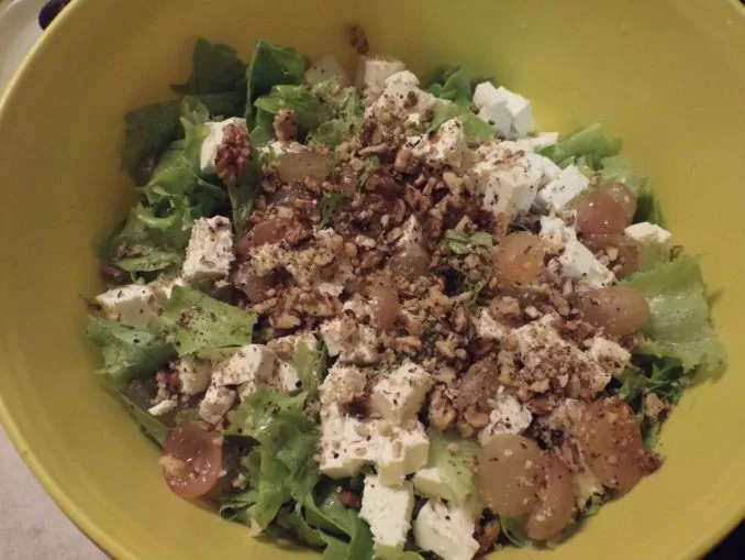 Салат с фетой и виноградом