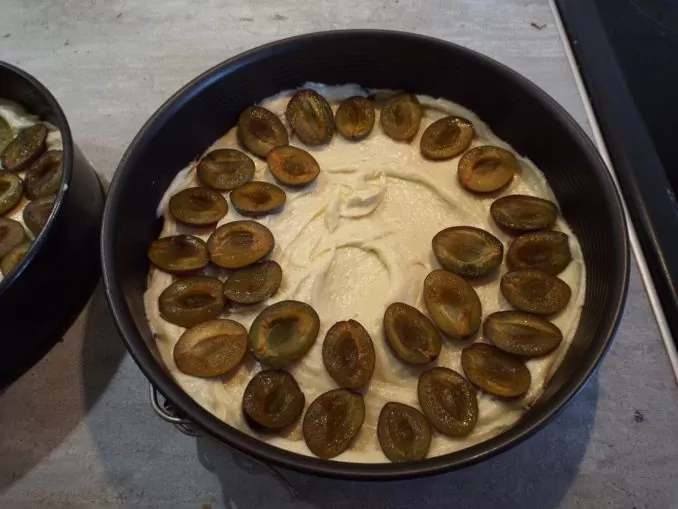 Простой пирог со сливами