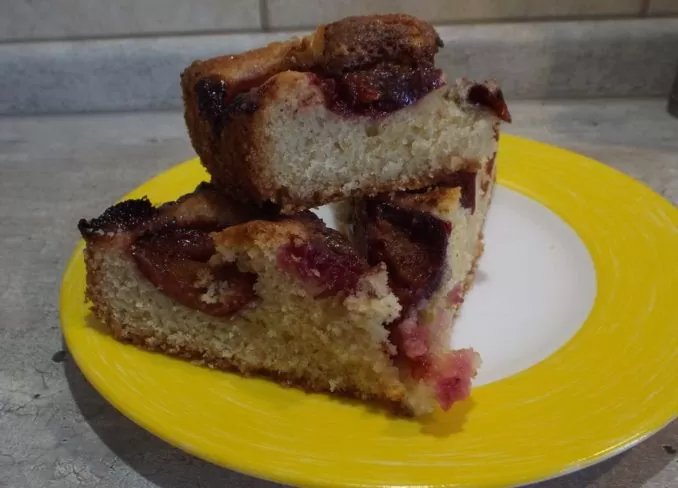 Простой пирог со сливами