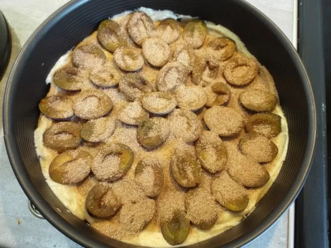 Простой пирог со сливами