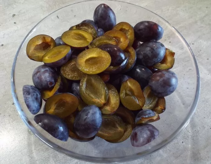 Простой пирог со сливами