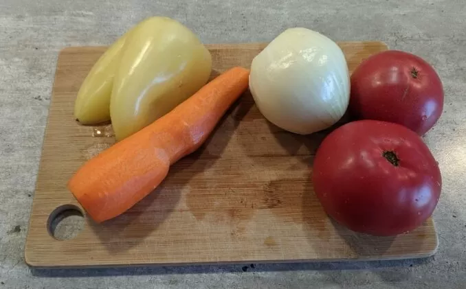 овощи: морковь, лук, помидоры, перец